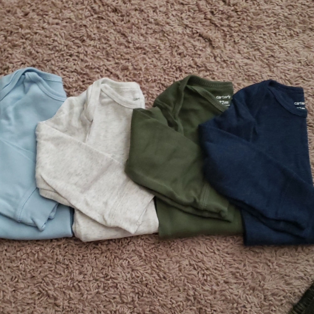 Lot 4 long sleeved onesies size 12 months